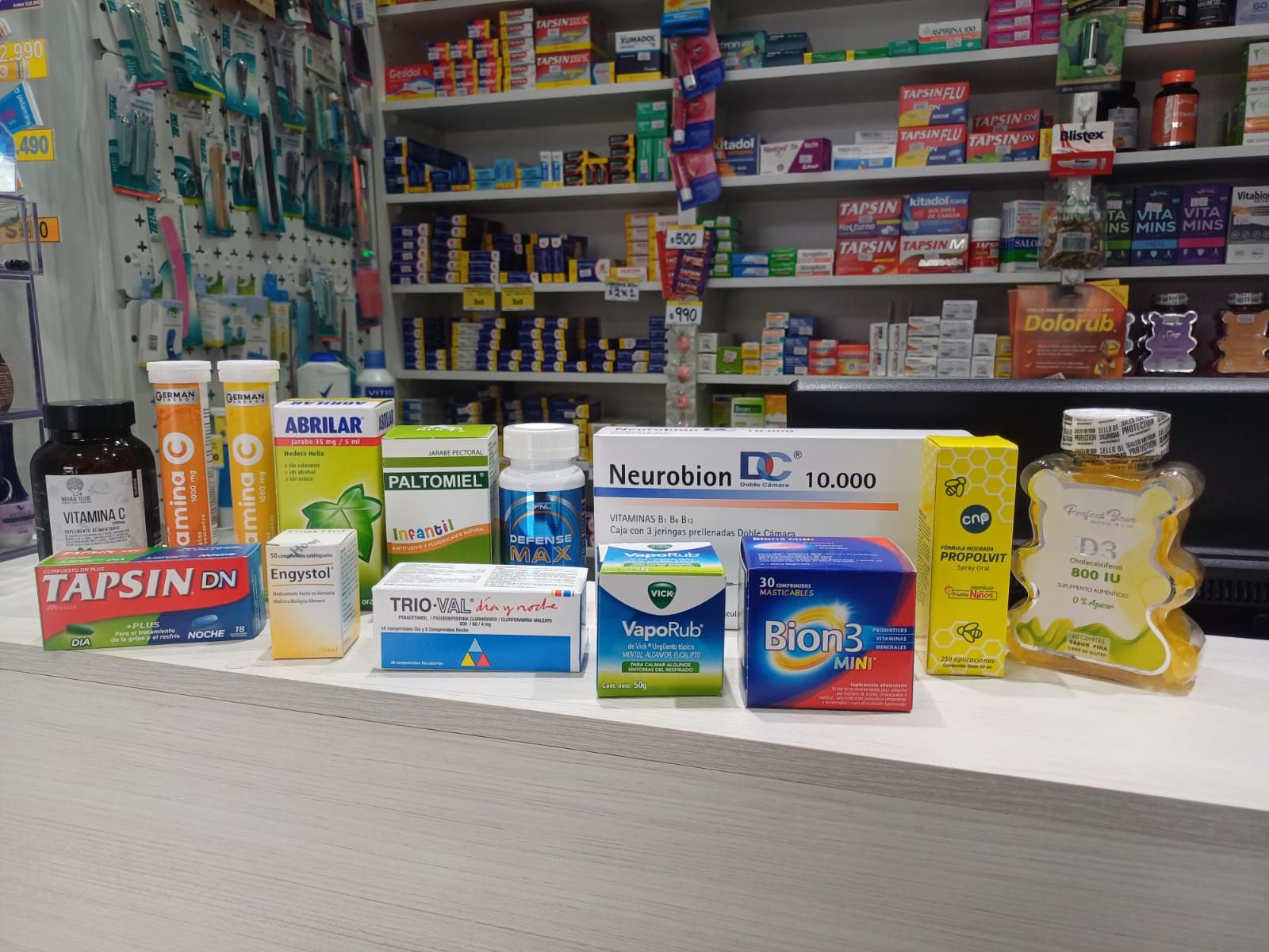 Mostrador de AliFarma con medicamentos y vitaminas